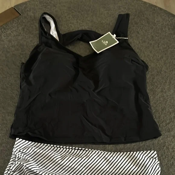 ⛱️🏖️Two Piece Black and White Striped Tankini Swimsuits w/ tummy control 👙☀️🏝️ - Picture 6 of 8